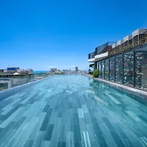 Отель Golden Lotus Grand - Panoramic Rooftop Bar & Daily Afternoon Tea, Дананг